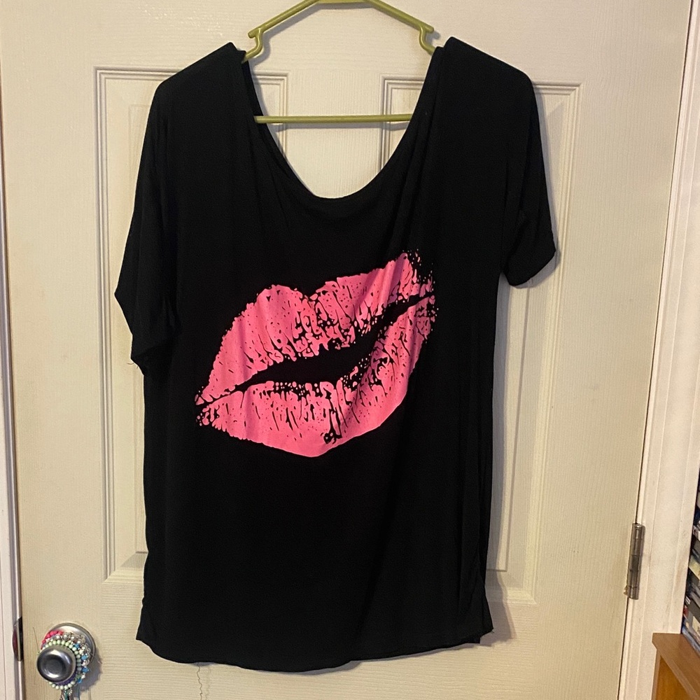 Black Women's Graphic Tee with Pink Lip Print